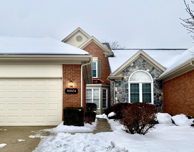 Building Photo - 16604 Forest Lake Dr