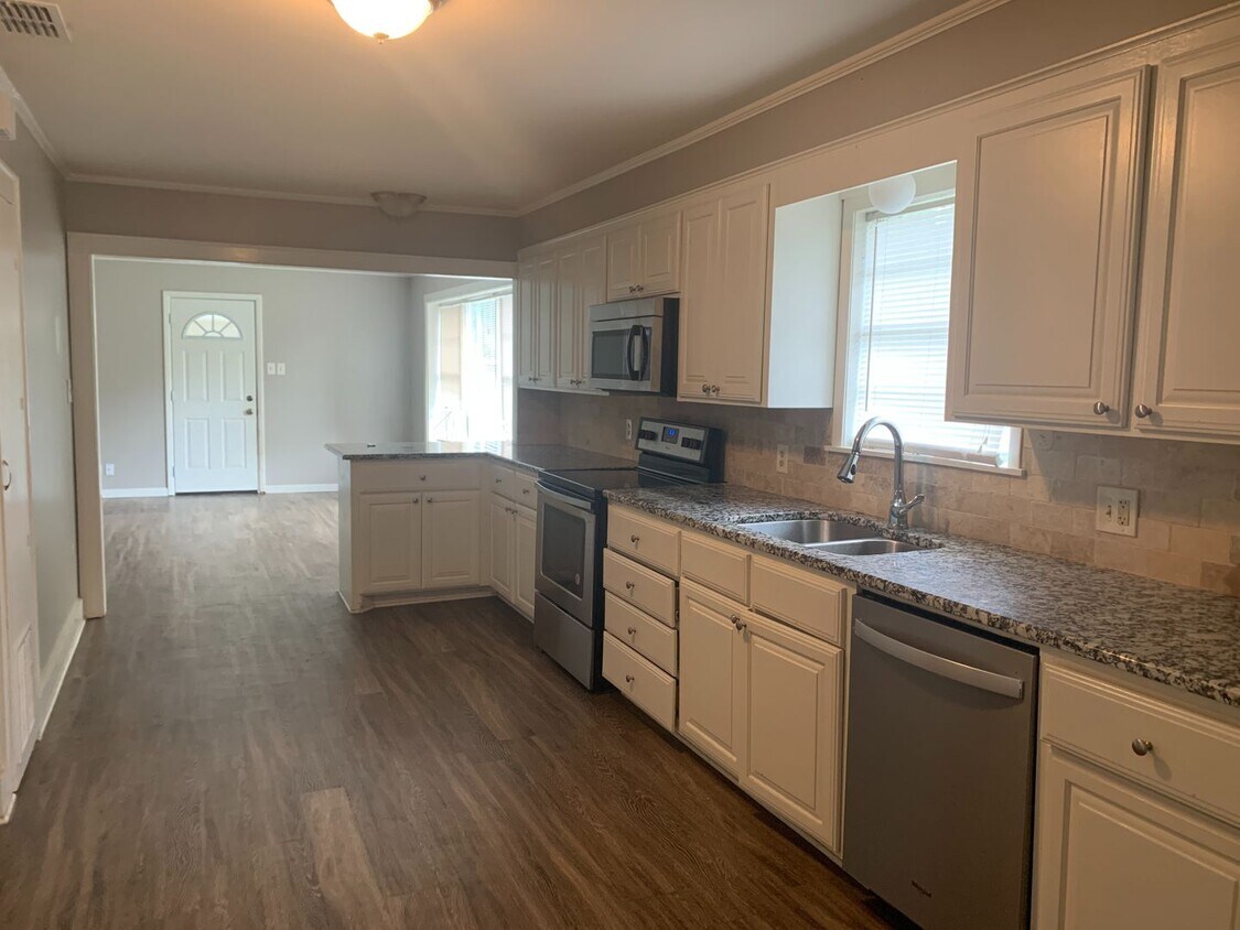 Primary Photo - 2/2 with fenced yard and 2 living areas