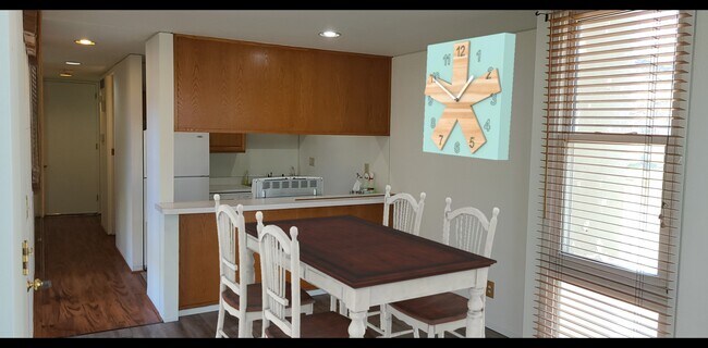 Dining Area - 2726 E Conquest St