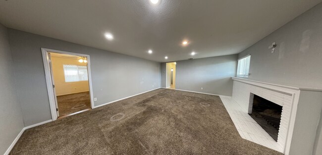 Foto del edificio - Private Turfed Yard! Large 5 Bed / 3 Bath House on Dorothy