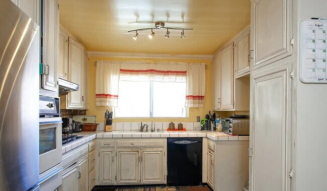 Foto del edificio - Beautiful one bedroom one with a large, open living room with a beautiful fireplace