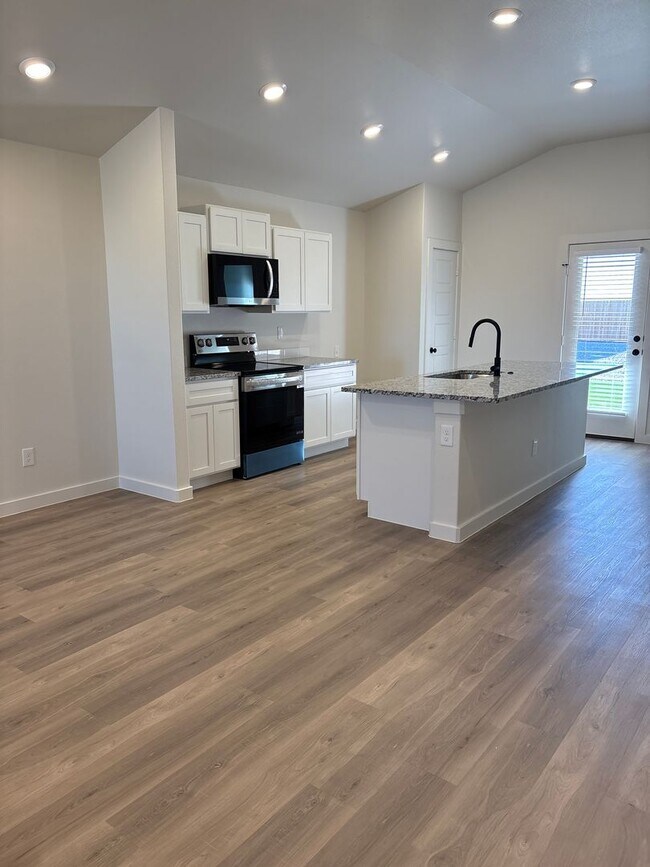 Building Photo - $500 OFF first months rent ask us today!!!! Willowbend for the Holidays!