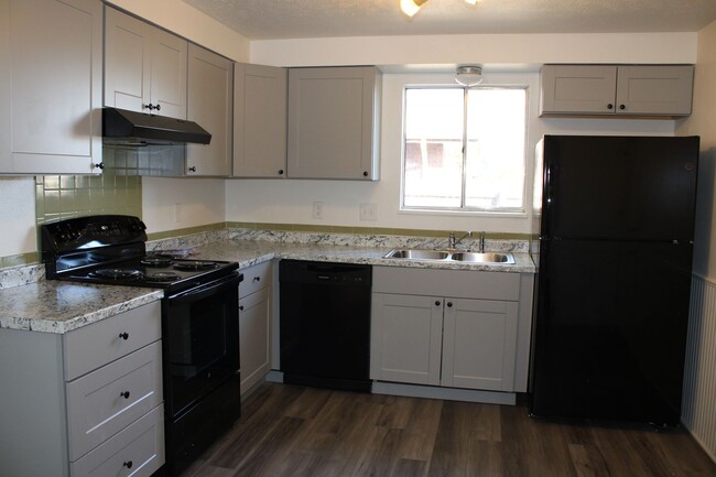 Building Photo - Wonderful Remodeled Duplex in the Heart of...