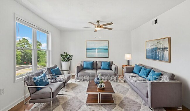 Building Photo - 9527 3rd Bay St