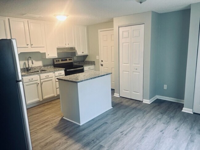 Foto del edificio - 3 BR/2BA | Newly Renovated Single Family Home | 1-Car Covered Parking | Front yard!