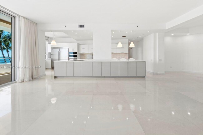 Building Photo - 808 Brickell Key Dr