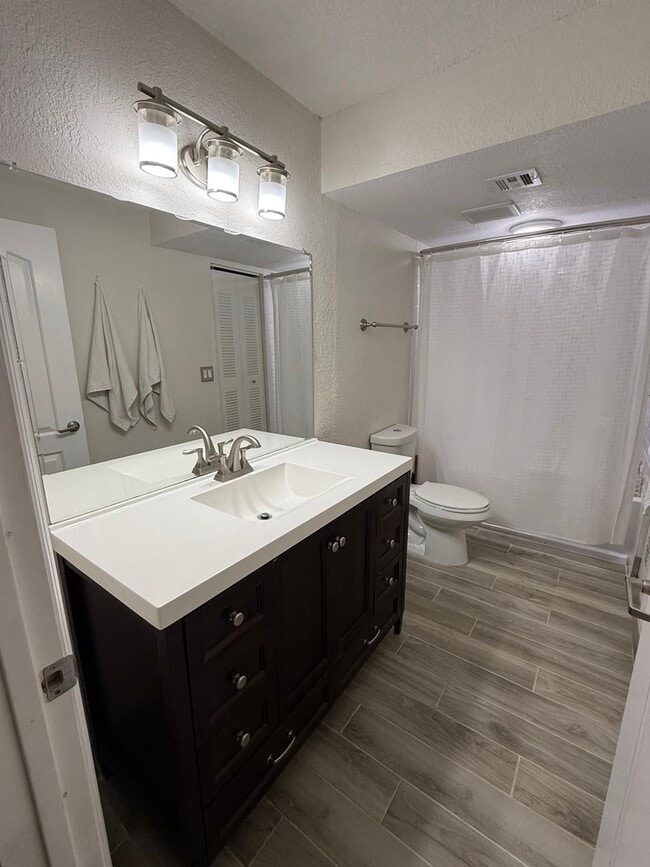 Master bath - 4900 NW 79th Ave