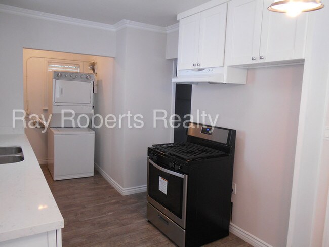 Building Photo - 4517 1/2 Marmion Way