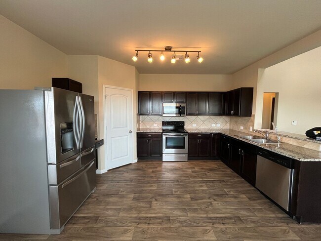 Building Photo - Perfect 3/2.5 - Tall Ceilings and in Immac...