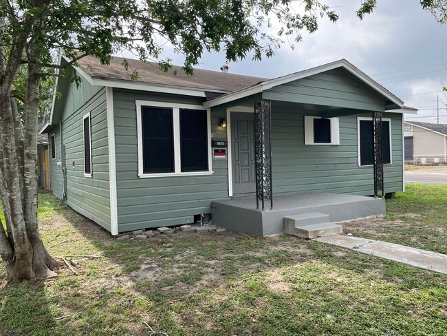 Building Photo - Accepting section 8 and other assistance p...