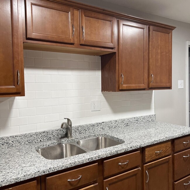 Building Photo - 529 Ann Ave