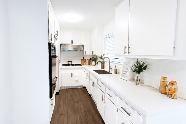 Building Photo - 2849 Waverly Dr