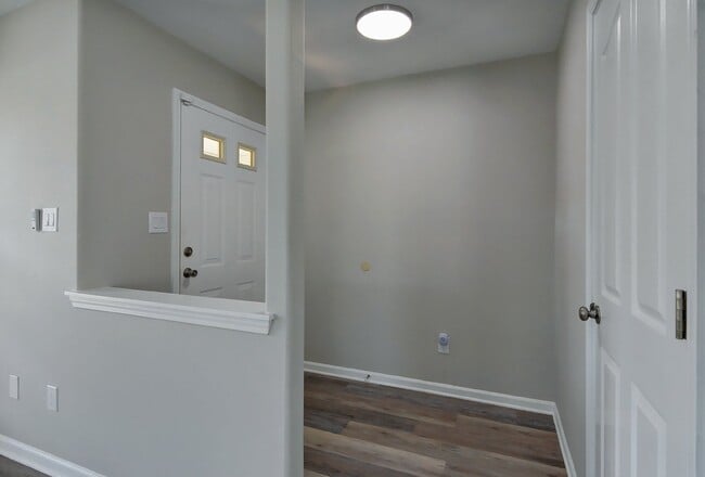 Building Photo - Beautiful 2 bed 2.5 bath Condo. Move-in Re...