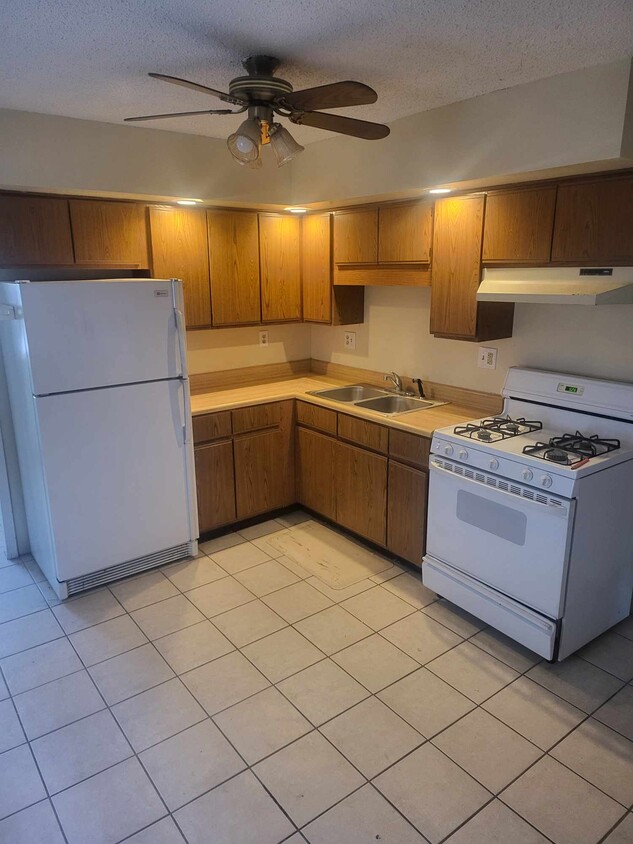 Primary Photo - 1271 Reynolds Ave