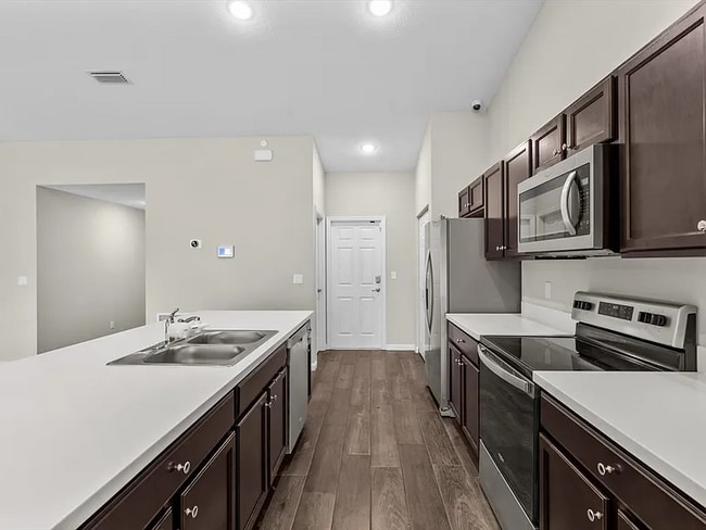 Building Photo - 512 SW McComb Ave