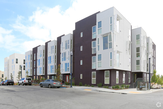 Building Photo - Pacific Pointe at the Shipyard