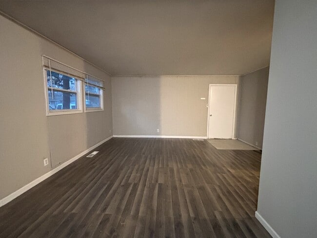 Building Photo - 140 Hickory Dr