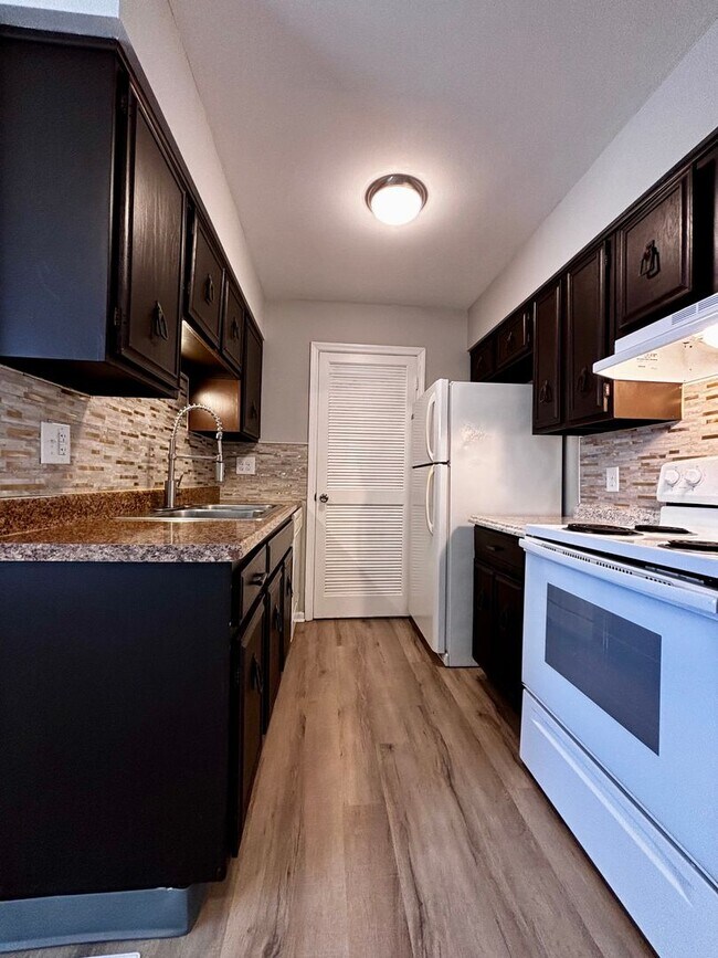 Foto del edificio - Newly Renovated 2 bedroom 1.5 bath townhou...