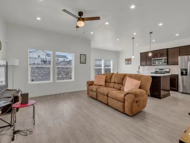 Foto del edificio - 4536 E Hurstbourne Dr