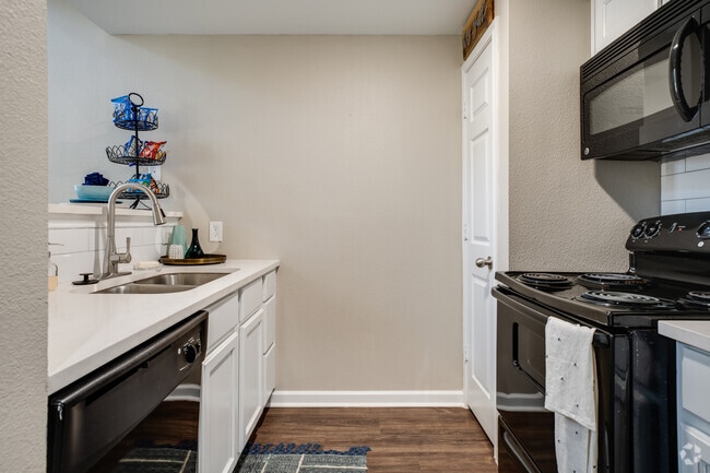 4BR, 4BA Flat - 1,282SF - 2818 Apartments - Historical Acess