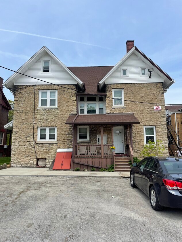 Primary Photo - 209 Park Ave
