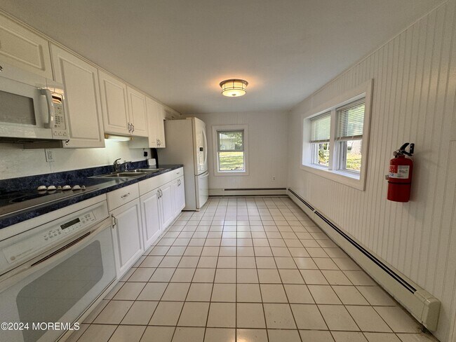 Foto del edificio - 338 Spotswood Englishtown Rd
