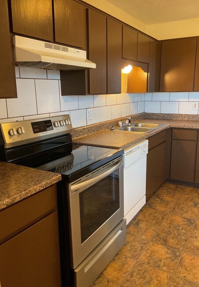 Building Photo - SECTION 8/HUD APPROVED - AVAILABLE NOW!