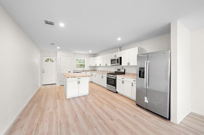 Foto del edificio - Welcome to this brand new (2025) home featuring 3 bedrooms, 2 full bathrooms, and upscale finishe...