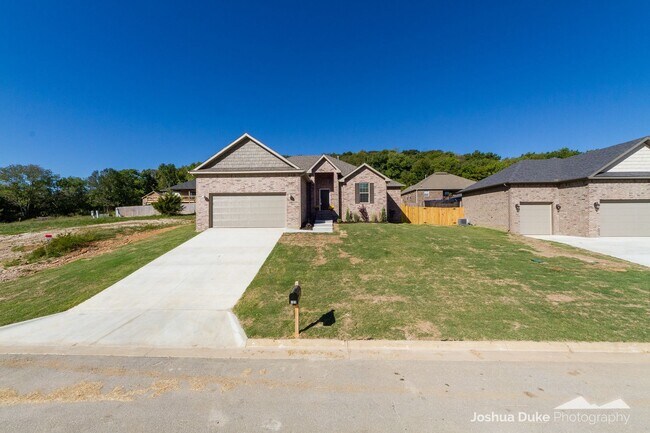 Foto del edificio - 3 bedroom 2 bath modern style home minutes from I-49 and Fayetteville access !!