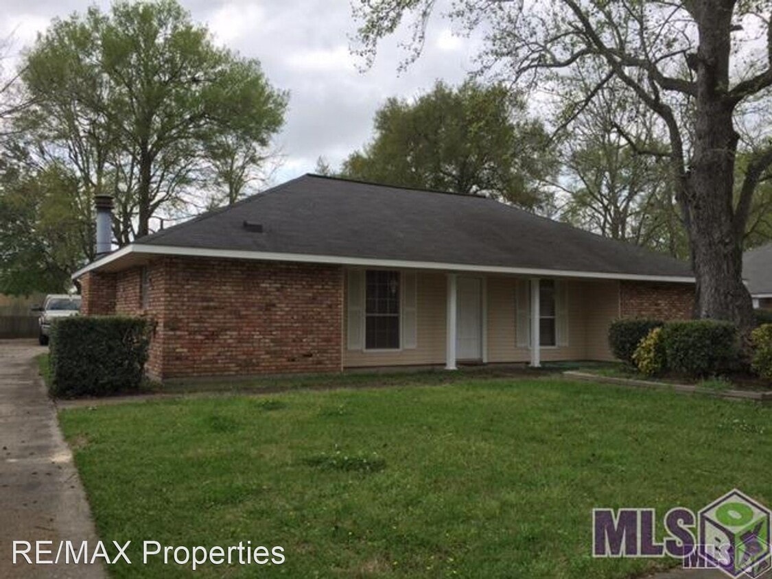 3 br, 2 bath House 40111 La Rochelle Rd House Rental in