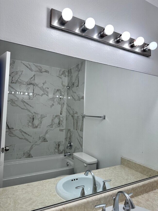 Building Photo - Upstairs unit, 2 bedrooms, 2 bathrooms, ne...