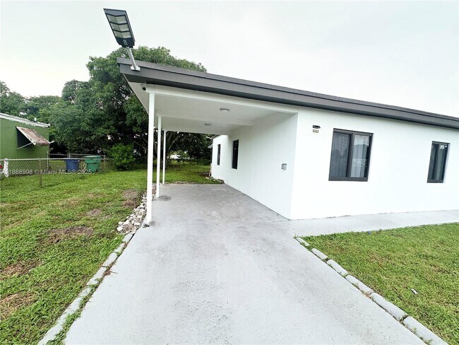 Foto del edificio - 16450 NW 23rd Ct