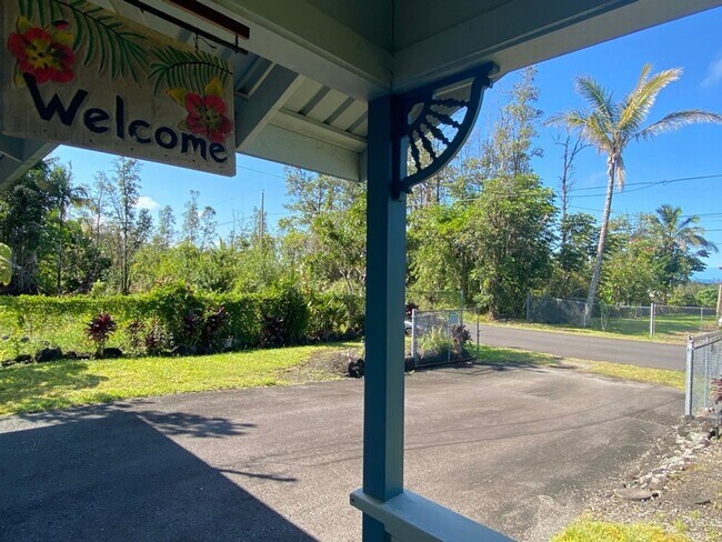 Building Photo - 3/2 Luxury Vinal Plank Throughout & Pet Fr...