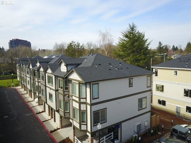 Foto del edificio - Modern 3-Bedroom Townhome-Style Home with Attached Garage, Private Patio & En-Suite Bathrooms in ...
