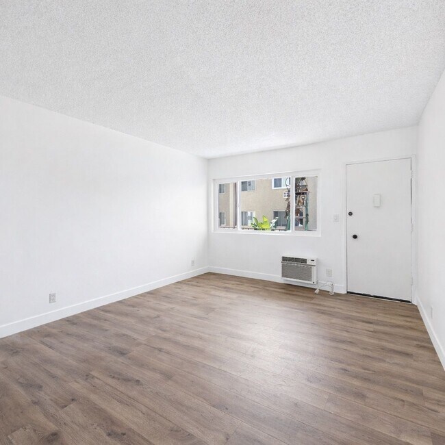 Foto del edificio - 6828 Fulton Ave