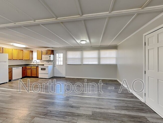 Building Photo - 6108 N Charlotte St