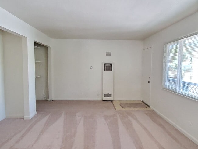 Building Photo - 357 S 4th St