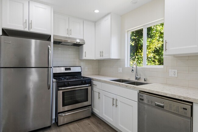 Foto del edificio - 8127 Corbin Ave