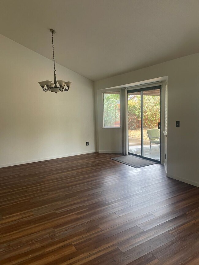 Building Photo - 4 BED 3 BATH NEAR SIMPSON COLLEGE & LEMA R...
