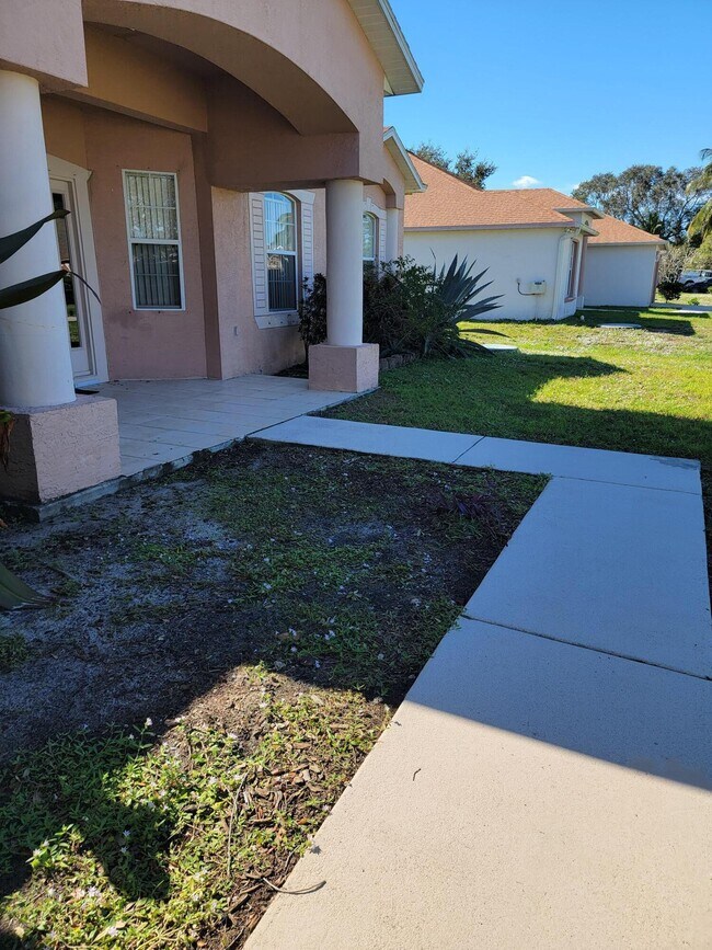 810 SW General Patton Terrace, Port Saint Lucie, FL 34953 House