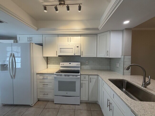Building Photo - Perfectly located 2/2 townhome in Indialantic