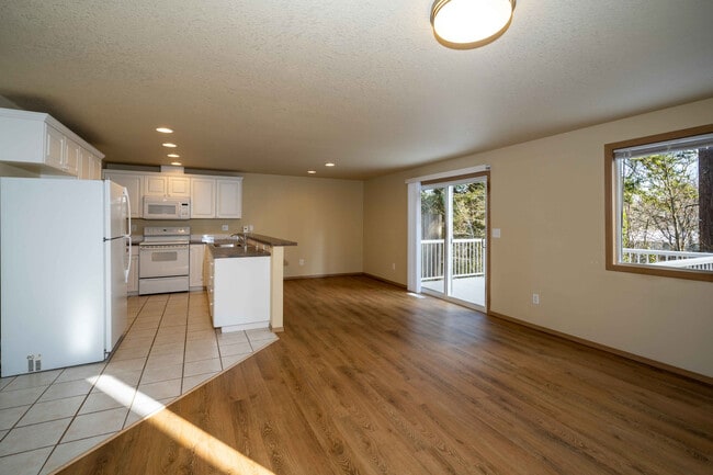 Building Photo - Recently Updated 3 Bedroom 2.5 Bath Duplex...