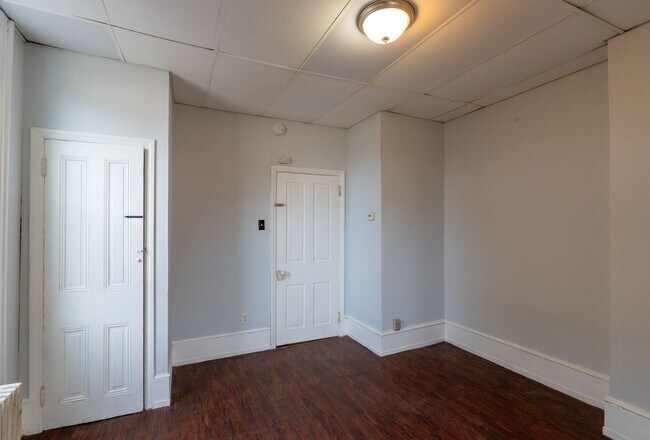 Building Photo - 1532 S 6th St