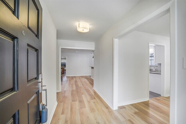 Foto del edificio - 6215 Queensloch Dr