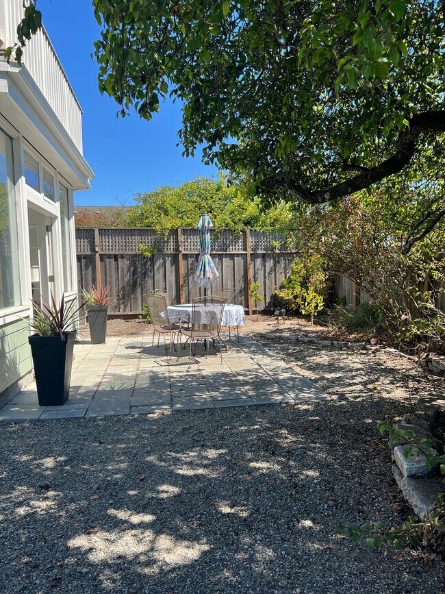 Foto del edificio - Charming 1-Bedroom ADU with Modern Ameniti...