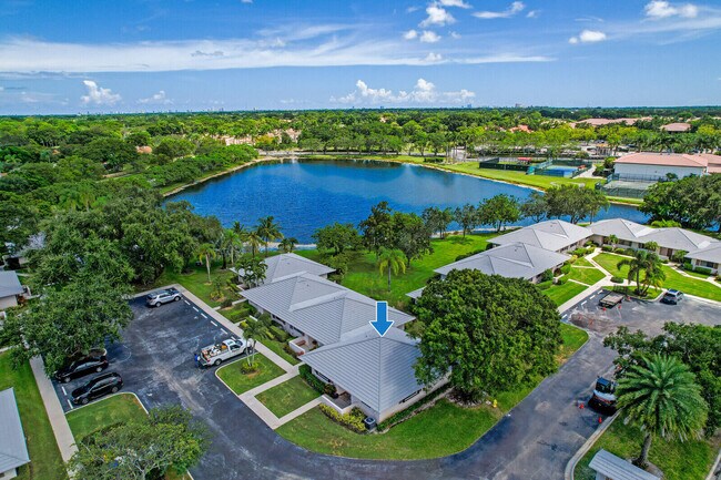 Building Photo - 121 Club Dr