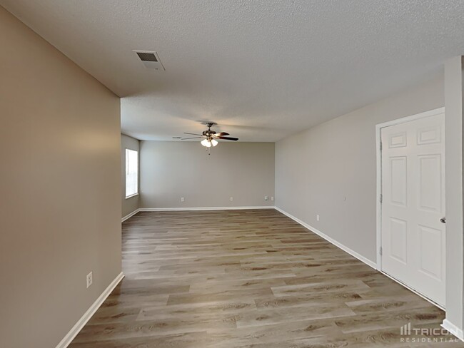 Building Photo - 204 Fox Grove Cir