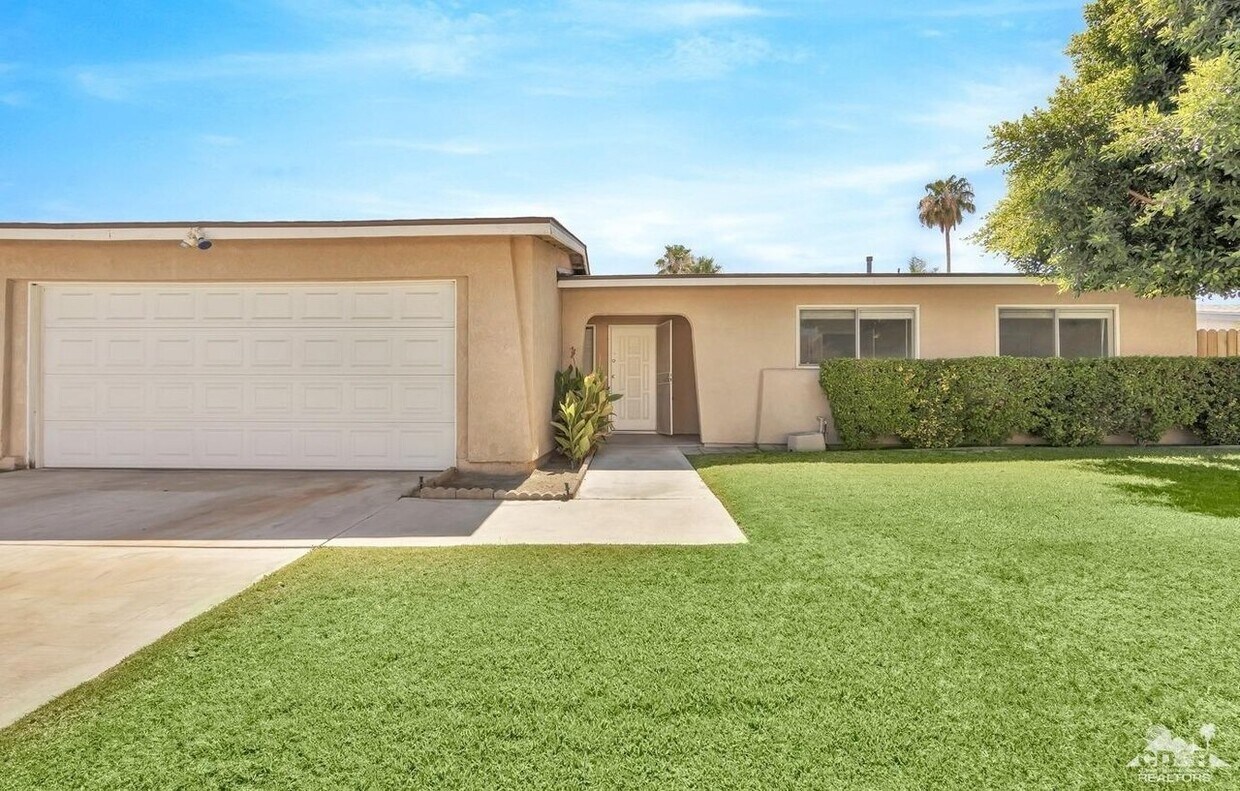 Foto principal - Central Palm Desert Home (3b/2b)