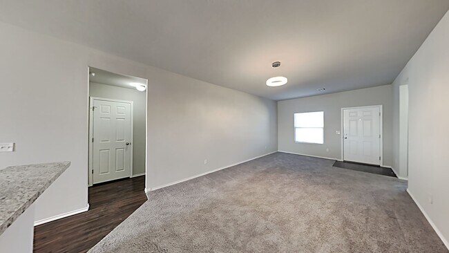 Foto del edificio - Very Nice 4 Bedroom 2 Bath Home in Mustang Schools