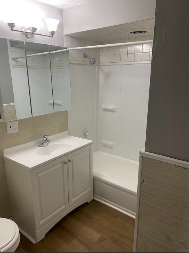 Foto del edificio - 3 Bed-1 Bath - spacious, beautiful with AC...